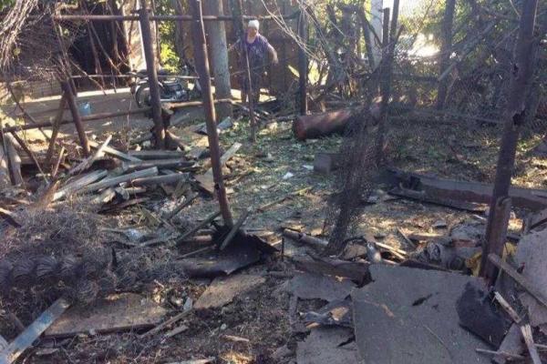 На окраинах Горловки под обстрел попали две насосные станции и жилой дом На окраинах Горловки под обстрел попали две насосные станции и жилой дом