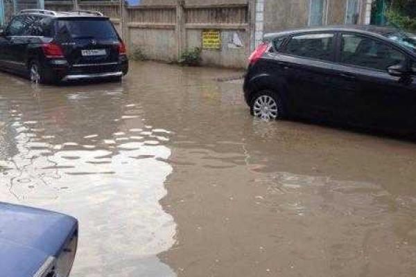 В Севастополе прошел страшный ливень: затопило даже подъезды В Севастополе прошел страшный ливень: затопило даже подъезды