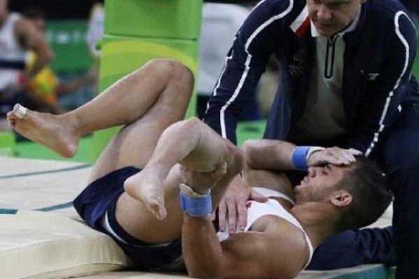 Рио-2016: Сломавшего ногу спортсмена уронили медики, в Сети появилось видео Рио-2016: Сломавшего ногу спортсмена уронили медики, в Сети появилось видео