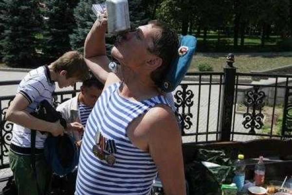 День ВДВ в Донецке: боевики ныряли в фонтан и стреляли на улицах города