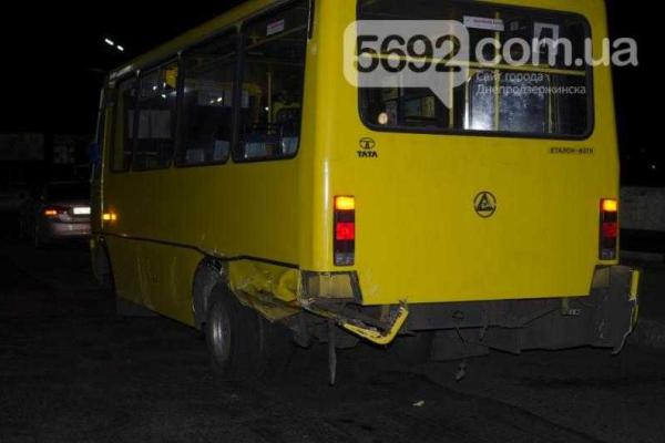 В Каменском произошло жуткое ДТП: пьяный водитель врезался в автобус, есть пострадавшие В Каменском произошло жуткое ДТП: пьяный водитель врезался в автобус, есть пострадавшие