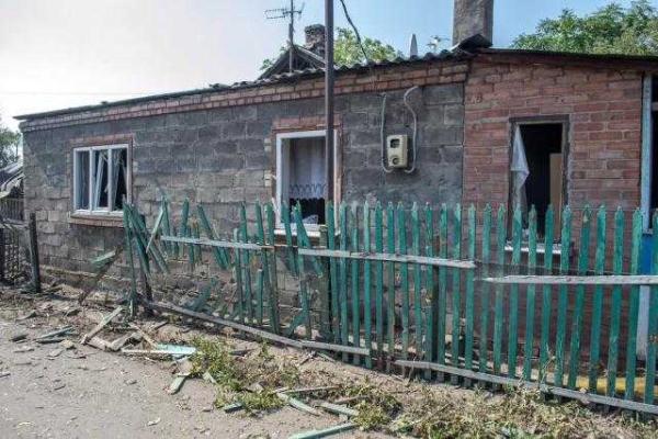 В сети показали фото последствий обстрела Петровского района Донецка В сети показали фото последствий обстрела Петровского района Донецка