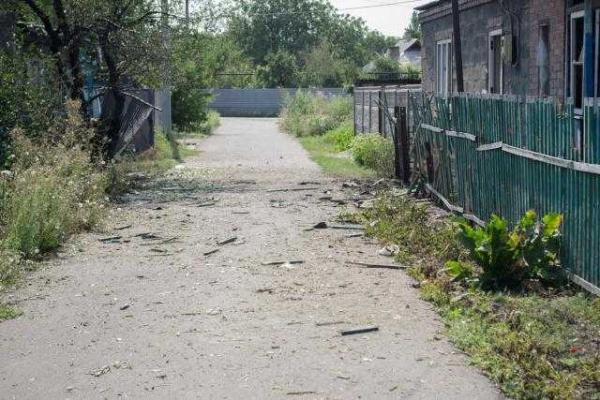 В сети показали фото последствий обстрела Петровского района Донецка В сети показали фото последствий обстрела Петровского района Донецка
