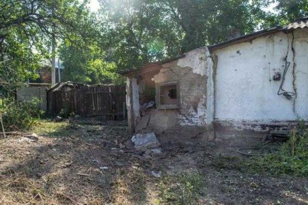 В сети показали фото последствий обстрела Петровского района Донецка В сети показали фото последствий обстрела Петровского района Донецка
