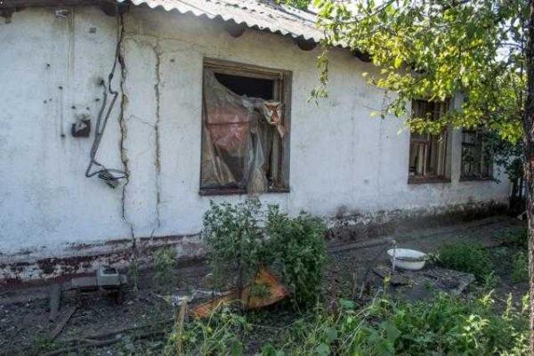 В сети показали фото последствий обстрела Петровского района Донецка В сети показали фото последствий обстрела Петровского района Донецка