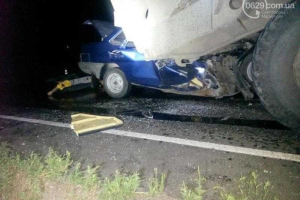 Под Мариуполем автомобиль врезался в тягач с военной техникой: погибла 30-летняя женщина