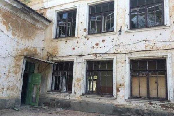 Появились фото изуродованной обстрелами школы в Донецке