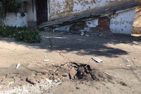 Появились фото изуродованной обстрелами школы в Донецке