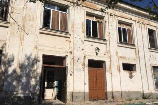 Появились фото изуродованной обстрелами школы в Донецке