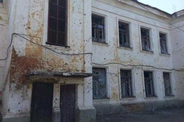 Появились фото изуродованной обстрелами школы в Донецке