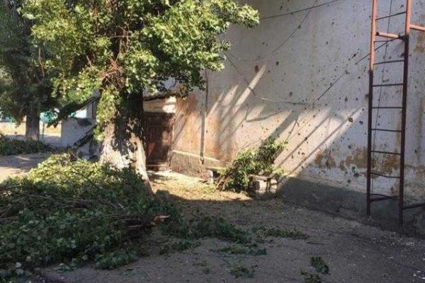 Появились фото изуродованной обстрелами школы в Донецке