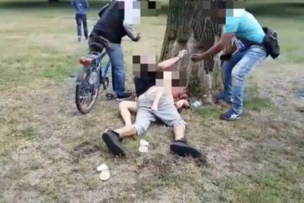 В Берлине парочка занялась сексом на глазах у прохожих: в "перерыве" парень попросил поджечь ему сигаретку В Берлине парочка занялась сексом на глазах у прохожих: в "перерыве" парень попросил поджечь ему сигаретку