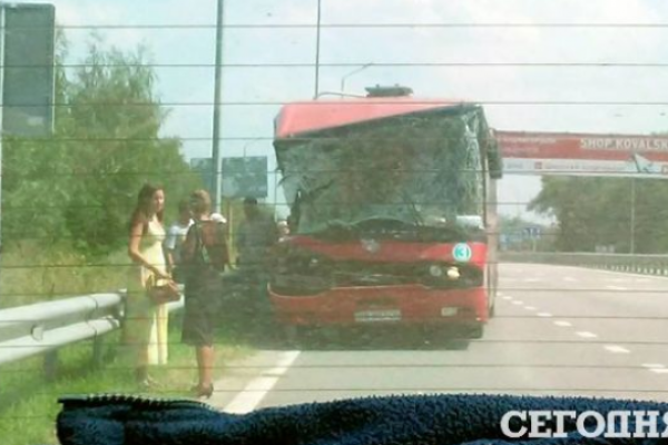 В Киевской области произошло масштабное ДТП: автобус с пассажирами опрокинул грузовик В Киевской области произошло масштабное ДТП: автобус с пассажирами опрокинул грузовик