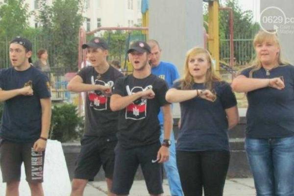 В Мариуполе почтили память бойцов, погибших в Иловайском котле: фоторепортаж В Мариуполе почтили память бойцов, погибших в Иловайском котле: фоторепортаж
