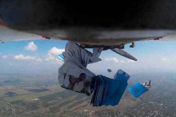 Партизаны Луганщины необычно поздравили сепаратистов с днем ВДВ Партизаны Луганщины необычно поздравили сепаратистов с днем ВДВ