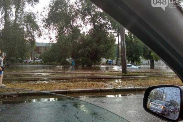 В Одессе автомобиль утонул в луже В Одессе автомобиль утонул в луже