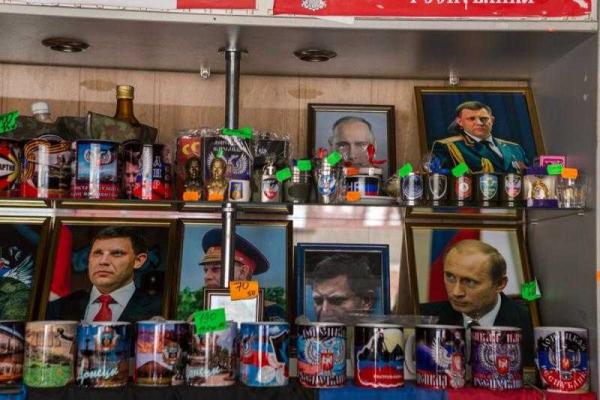 В Донецке продают сувениры: статуэтки Путина и портреты Захарченко