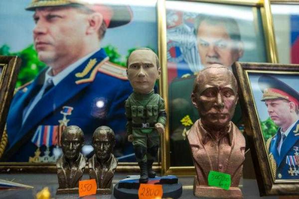 В Донецке продают сувениры: статуэтки Путина и портреты Захарченко