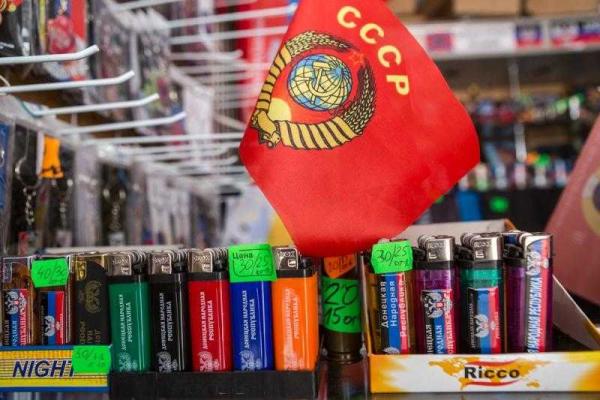 В Донецке продают сувениры: статуэтки Путина и портреты Захарченко