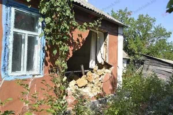 Броневик НГУ влетел в дом в Запорожской области: снес забор и стену дома