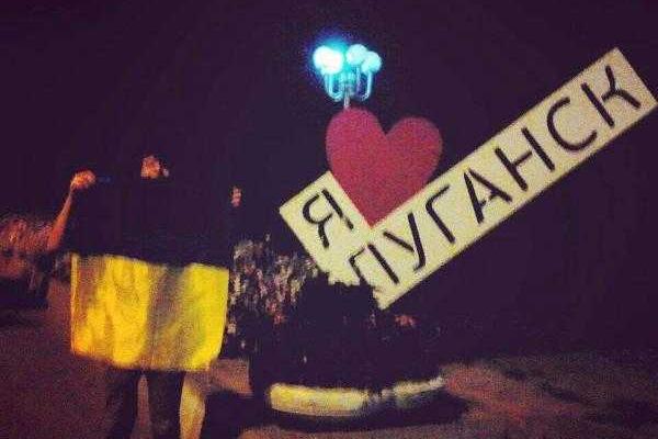 "Начальника полиции ЛНР" позорно выгонят с поста за появившийся в Луганске флаг Украины, - соцсети "Начальника полиции ЛНР" позорно выгонят с поста за появившийся в Луганске флаг Украины, - соцсети