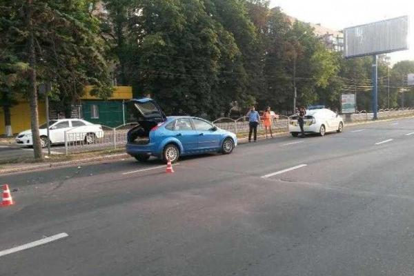 В Мариуполе столкновение двух автомобилей затруднило движение транспорта В Мариуполе столкновение двух автомобилей затруднило движение транспорта