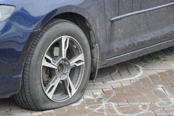 В Чернигове изуродовали автомобиль с георгиевской лентой В Чернигове изуродовали автомобиль с георгиевской лентой