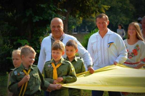 Сын погибшего Героя поднял флаг Украины на Закарпатье