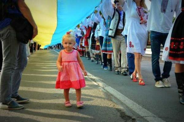 Сын погибшего Героя поднял флаг Украины на Закарпатье