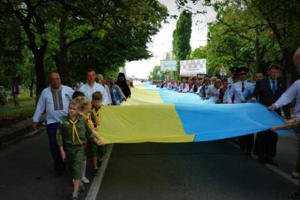 Сын погибшего Героя поднял флаг Украины на Закарпатье