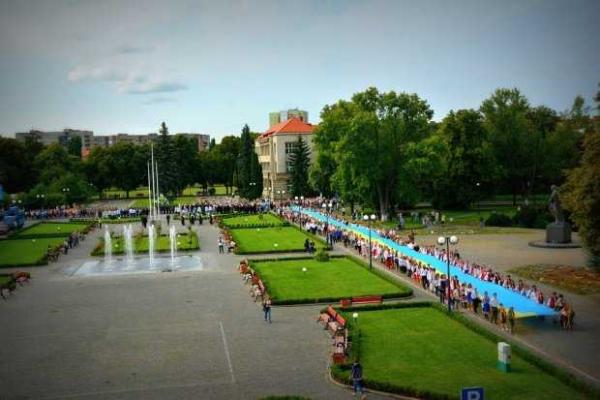 Сын погибшего Героя поднял флаг Украины на Закарпатье