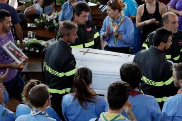 Землетрясение в Италии: спасатель написал трогательное письмо, адресованное погибшей девочке Землетрясение в Италии: спасатель написал трогательное письмо, адресованное погибшей девочке