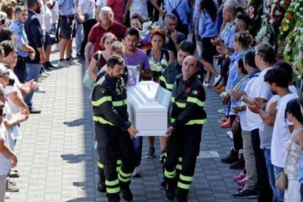 Землетрясение в Италии: спасатель написал трогательное письмо, адресованное погибшей девочке Землетрясение в Италии: спасатель написал трогательное письмо, адресованное погибшей девочке