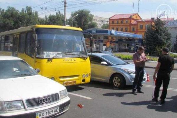 В Мариуполе случилось ДТП: легковой автомобиль столкнулся с маршрутным такси