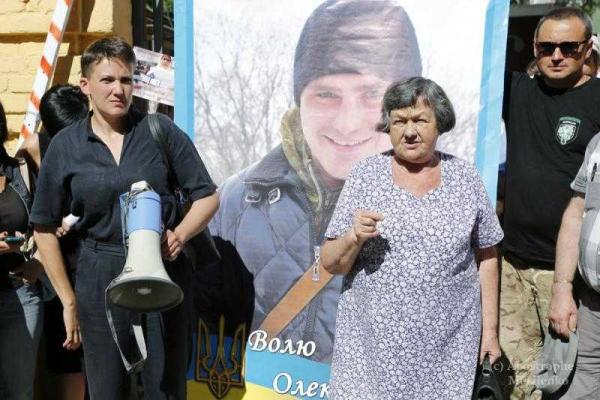 Савченко устроила акцию протеста под АП: опубликовано видео Савченко устроила акцию протеста под АП: опубликовано видео