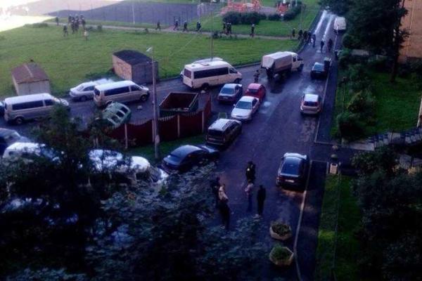 В многоэтажке Питера спецназовцы провели операцию по задержанию боевиков В многоэтажке Питера спецназовцы провели операцию по задержанию боевиков