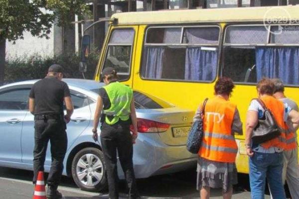 В Мариуполе случилось ДТП: легковой автомобиль столкнулся с маршрутным такси