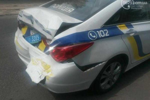 В Мариуполе произошло ДТП: маршрутка врезалась в полицейский автомобиль