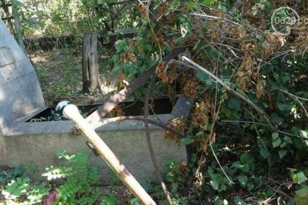 В Мариуполе разрушена могила одного из первых мэров