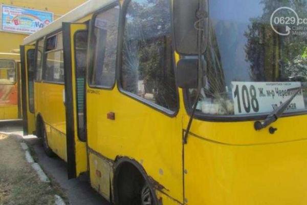 В Мариуполе случилось ДТП: легковой автомобиль столкнулся с маршрутным такси