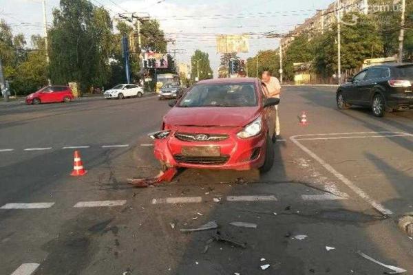 В Мариуполе столкновение двух автомобилей затруднило движение транспорта В Мариуполе столкновение двух автомобилей затруднило движение транспорта
