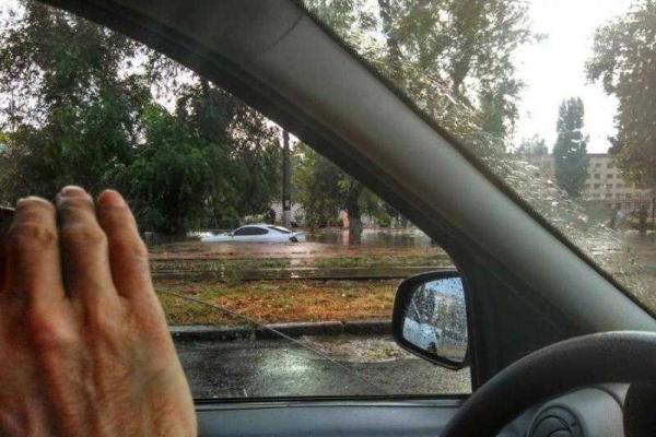 В Одессе автомобиль утонул в луже В Одессе автомобиль утонул в луже