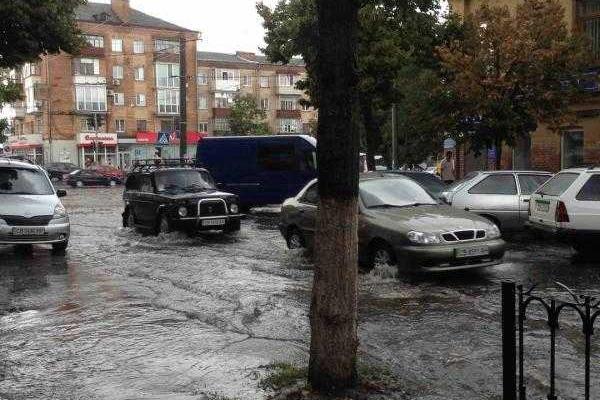 "Всемирный потоп" в Чернигове: из-за дождей затопило город 