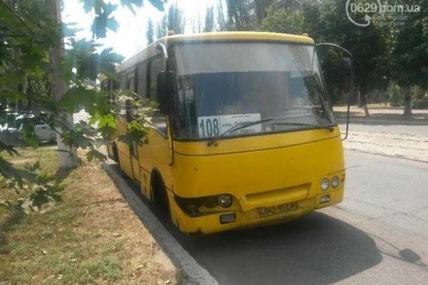 В Мариуполе произошло ДТП: маршрутка врезалась в полицейский автомобиль