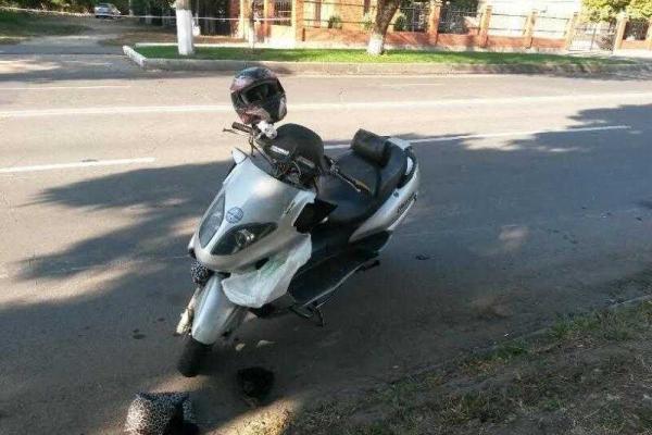 В Мариуполе случилось ДТП: под колеса мопеда попал пешеход