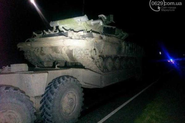 Под Мариуполем автомобиль врезался в тягач с военной техникой: погибла 30-летняя женщина