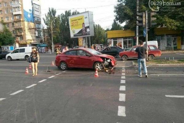 В Мариуполе столкновение двух автомобилей затруднило движение транспорта В Мариуполе столкновение двух автомобилей затруднило движение транспорта