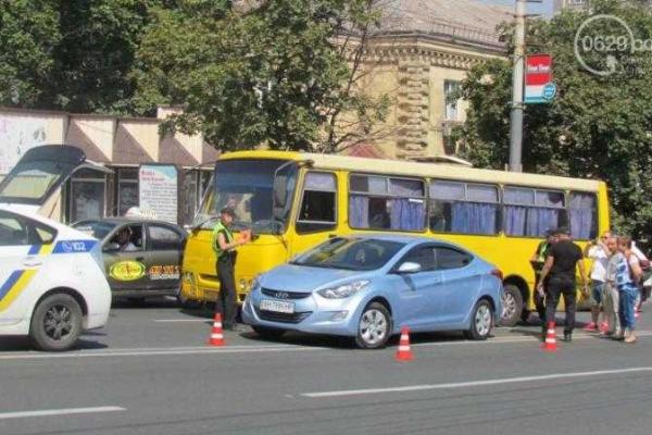 В Мариуполе случилось ДТП: легковой автомобиль столкнулся с маршрутным такси