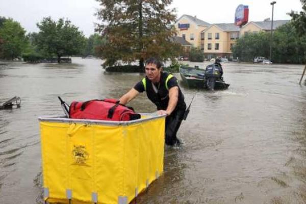 Стихия в Луизиане: люди выбираются из затопленных домов и спасают животных Стихия в Луизиане: люди выбираются из затопленных домов и спасают животных