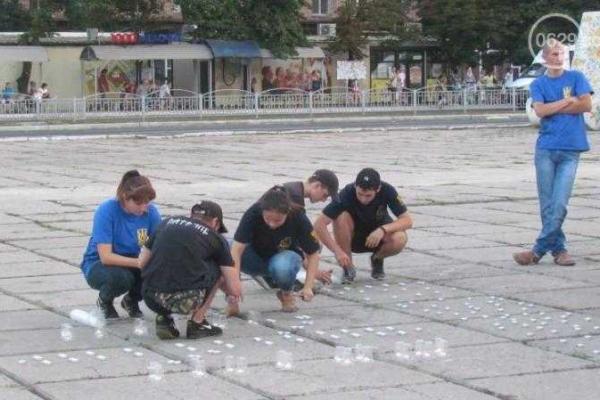 В Мариуполе почтили память бойцов, погибших в Иловайском котле: фоторепортаж В Мариуполе почтили память бойцов, погибших в Иловайском котле: фоторепортаж